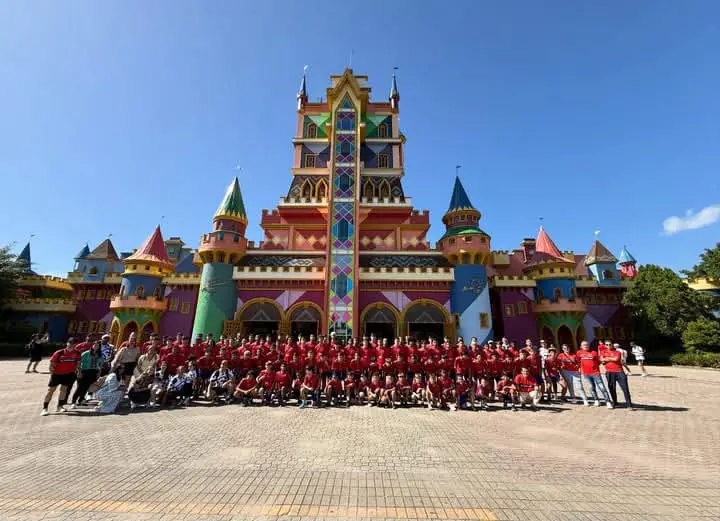 Atletas e comissão técnica do UECFC em frente ao castelo do Beto Carrero World