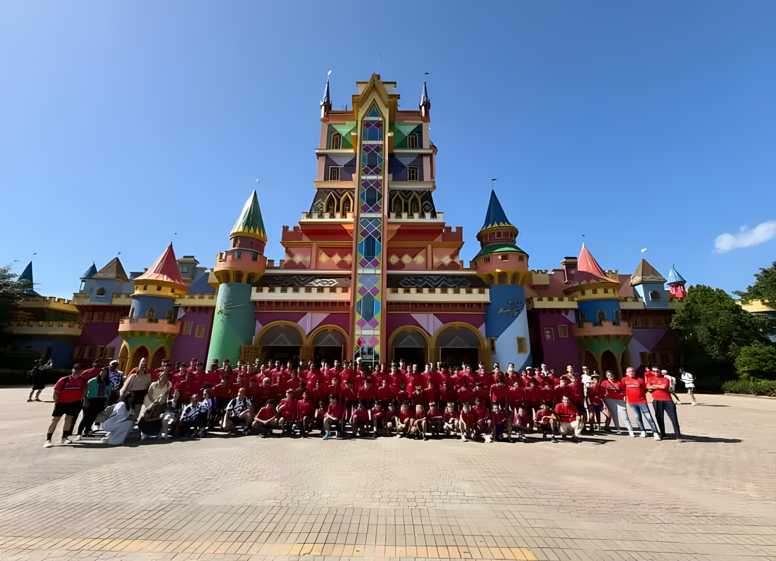 Delegação completa de atletas e comissão técnica do União Esportiva Colatina Futebol Clube reunidos em frente ao castelo do Beto Carrero World